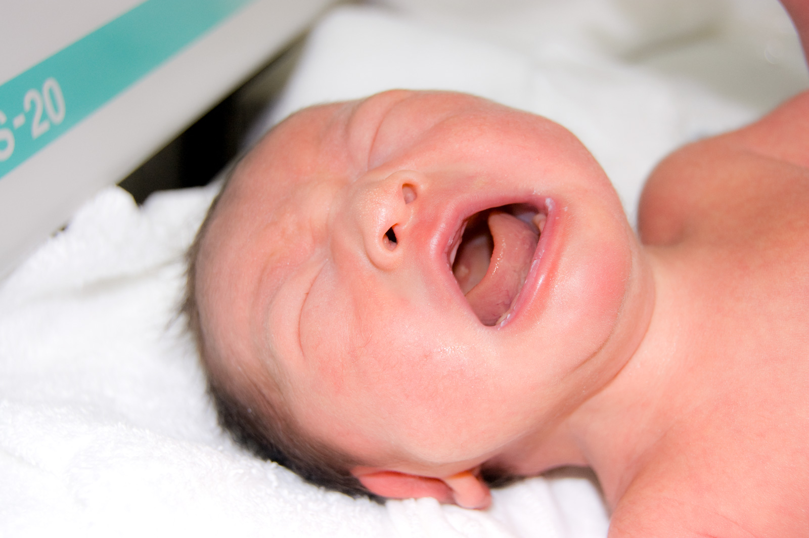 満腹 泣く 赤ちゃん 医師監修｜赤ちゃんの満腹中枢は生後3ヶ月から！？ミルクや母乳を飲み過ぎる原因は？